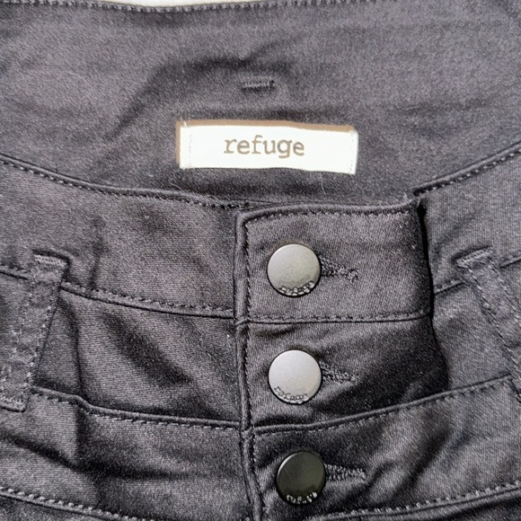 CHARLOTTE RUSSE REFUGE black jean shorts - Picture 4 of 7